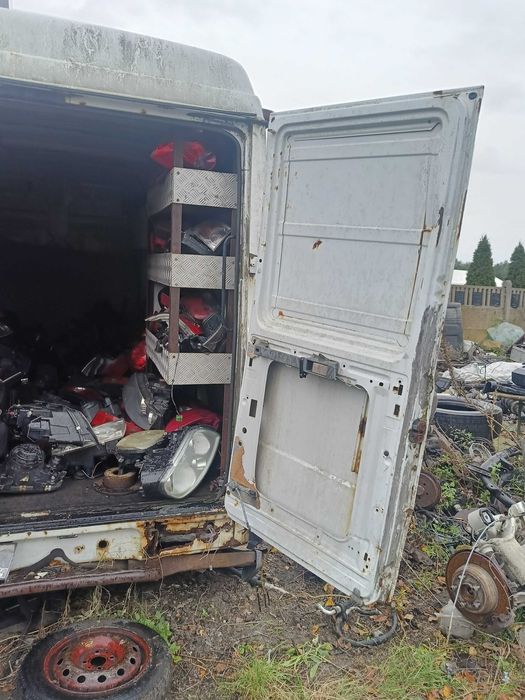 mercedes 609D bez silnika i skrzyni samochód na części