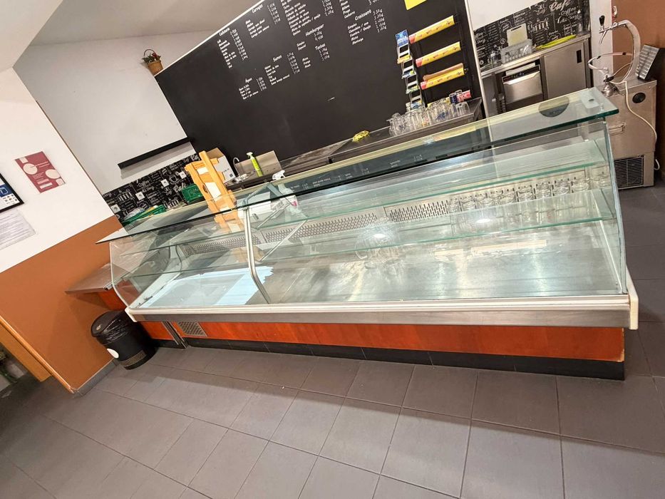 Conjunto Completo para Café – Balcão com Vitrine + Mesas e Cadeiras