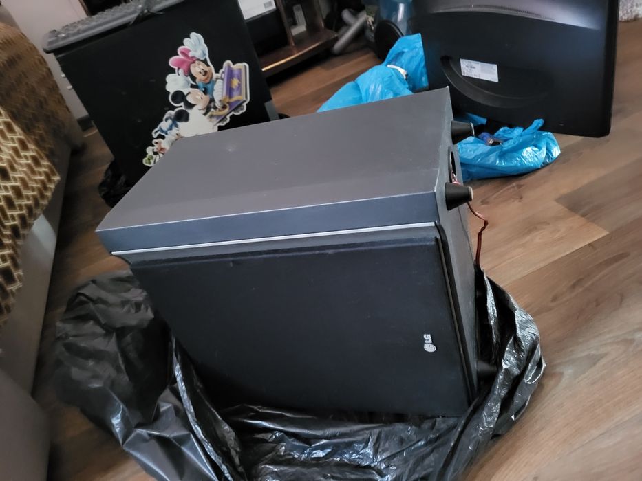 Колонки от музыкального центра и микрофон