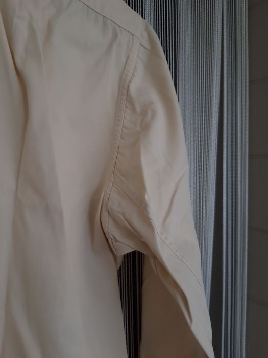 Camisa de mulher de cor bege, com gola, punhos e botões em xadrez cast