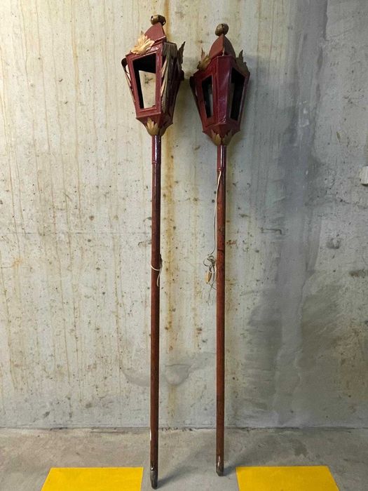 Par de lanternas antigas com vara