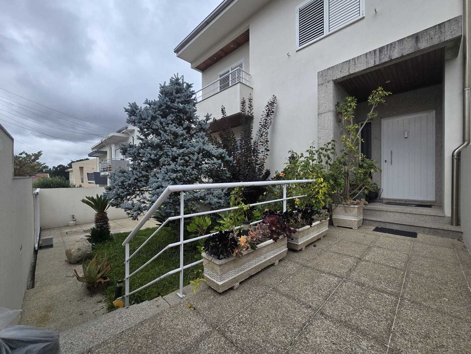 Moradia T4 com Piscina em Milheirós, Maia – 4 Frentes, Garagem p/ 2 Carros, Churrasqueira e Salão de Jogos,