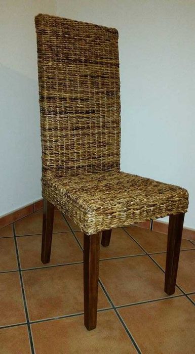 Mesa estilo colonial e cadeiras