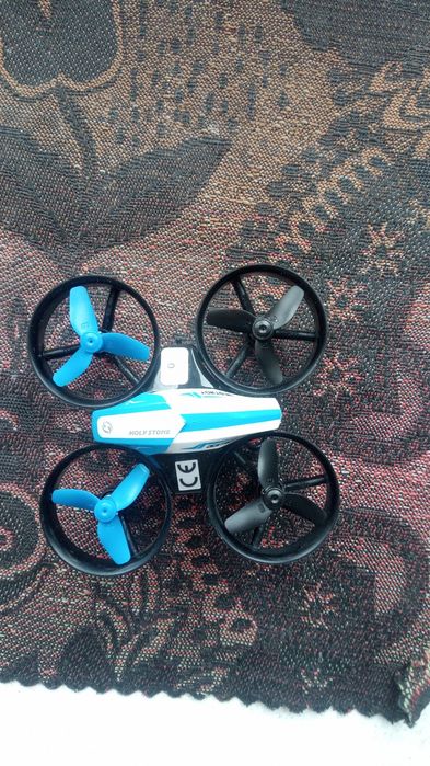 Mini dron dla młodzieży.