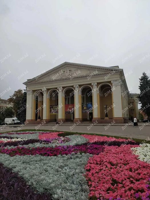 Трикімнатна квартира з видом на театр Гоголя