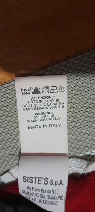 Красивая красная кофта в красных камнях .Италия .Новая