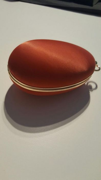 Pochet UTERQUE em forma de ovo nova