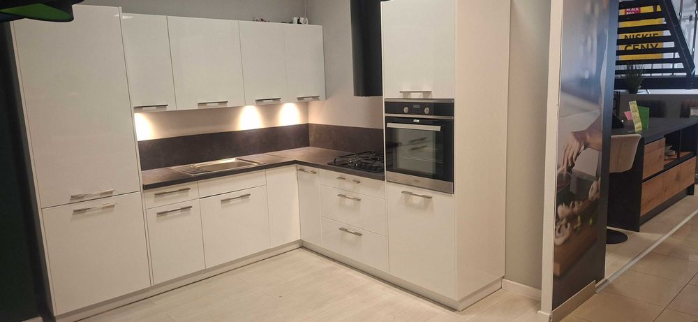 Poekspozycyjny zestaw mebli kuchennych - 50%