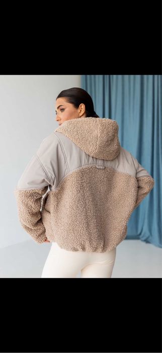 Жіноча курточка колір молочний нова