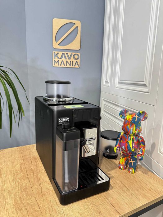 Современная кофемашина DeLonghi Rivelia с двумя бункерами для зерен