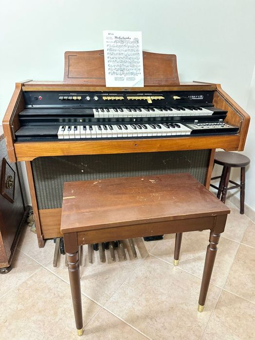 Piano vertical lowrey