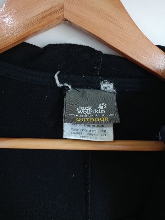 Czarna, długa kurtka softshellowa marki Jack Wolfskin,
