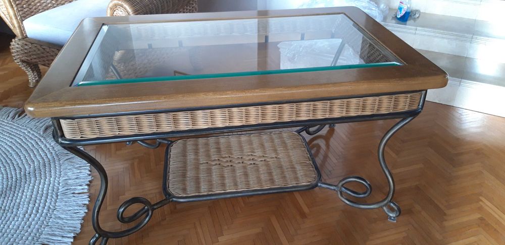 Sprzedam bardzo interesujący stół