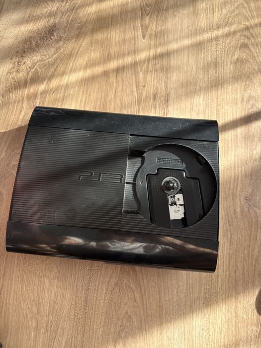 Sony PlayStation 3 Ps 3 super slim 500 gb 2 pady 3 gry okablowanie