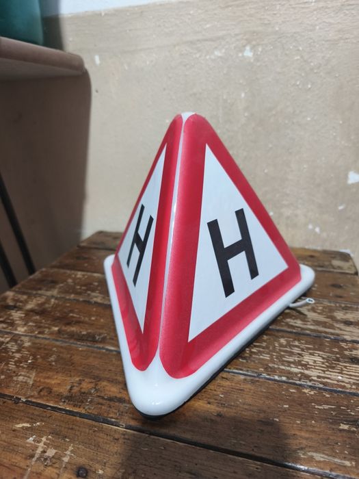 Трикутник навчальний на кришу авто