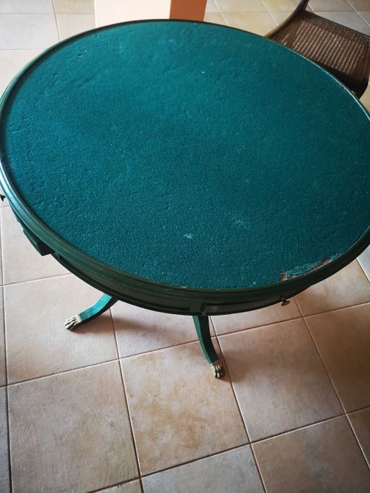 Mesinha em cor verde tampo jogo
