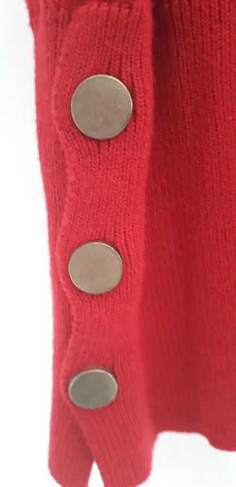 Pullover vermelho, com decote em V