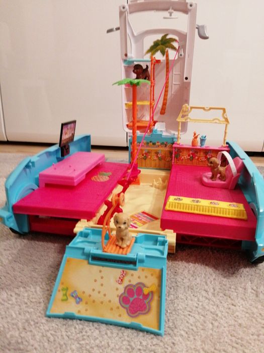 Wakacyjny kamper piesków Barbie
