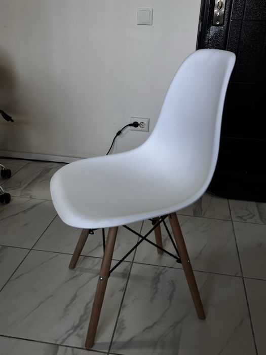 Білий стілець jysk