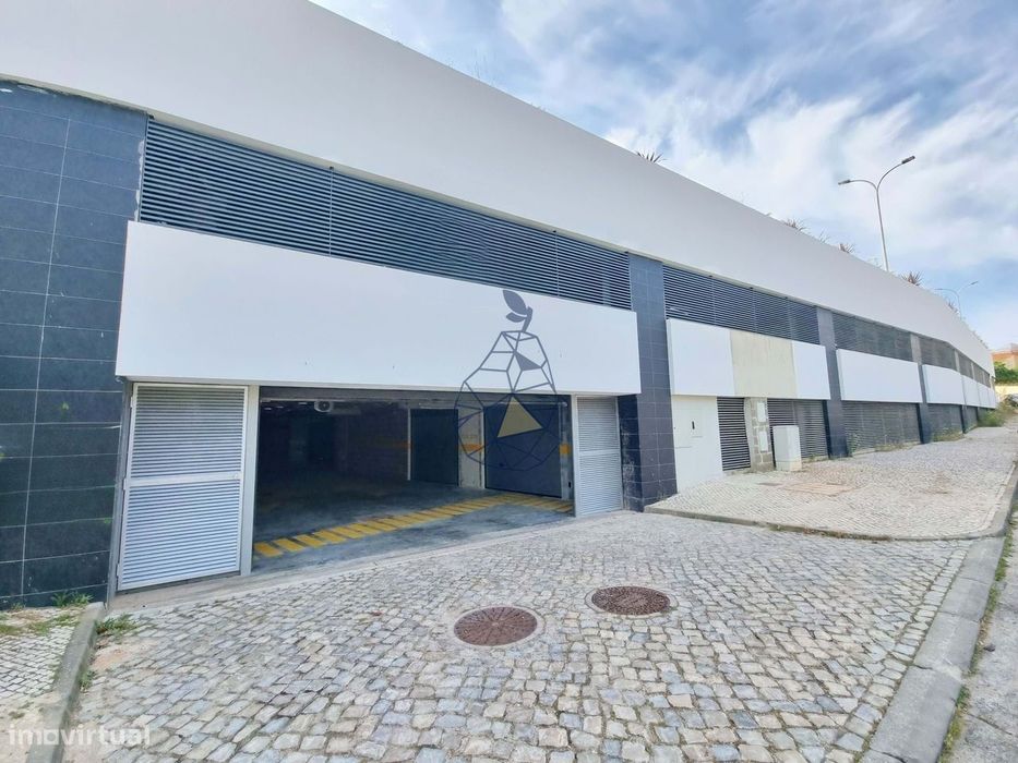 Garagens Box à Venda em Portimão — de 16 m² a 28 m², entre a estação d