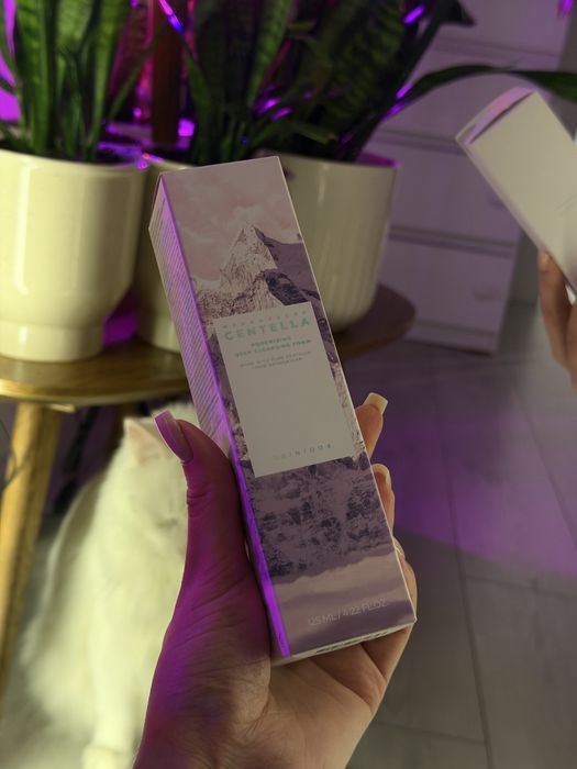 Пінка для глибокого очищення SKIN1004 Madagascar Centella Poremizing Deep Cleansing Foam у біло-рожевій упаковці з гімалайською сіллю