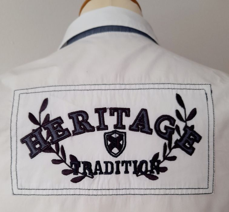 Camisa Massimo Dutti, branca, detalhes a azul marinho. T. 5/6 anos