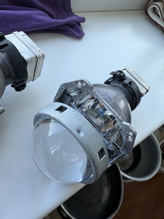 Оригінальні ксенонові лінзи у фари на BMW в ідеальному стані