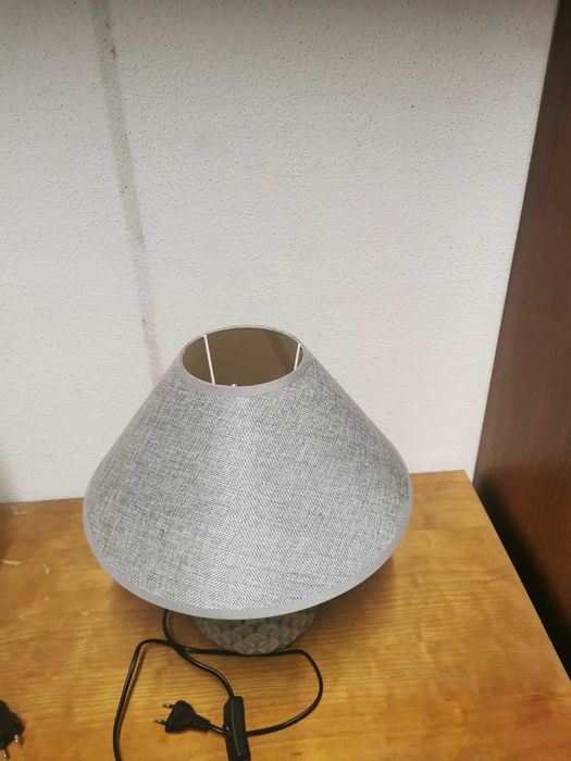 Candeeiro de mesa em tons de cinza em ótimo estado de conservação e funcionamento.