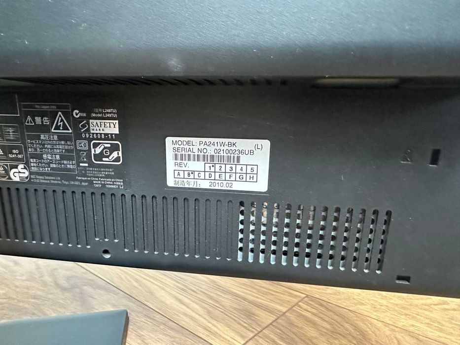 Monitor graficzny NEC PA241W + osłona słoneczna + pudełko