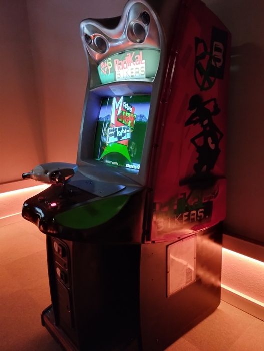 Máquina de Video Arcade RADICAL BIKERS da Gaelco.