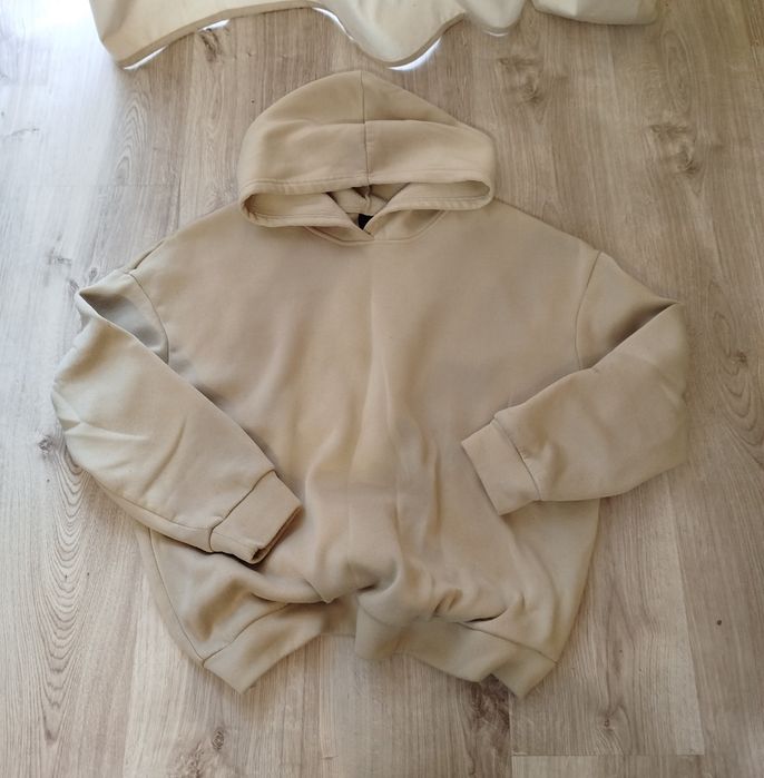Beżowa bluza z nadrukiem na plecach