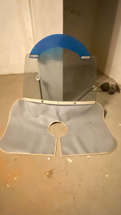 pára-brisa de motorizada antigo.