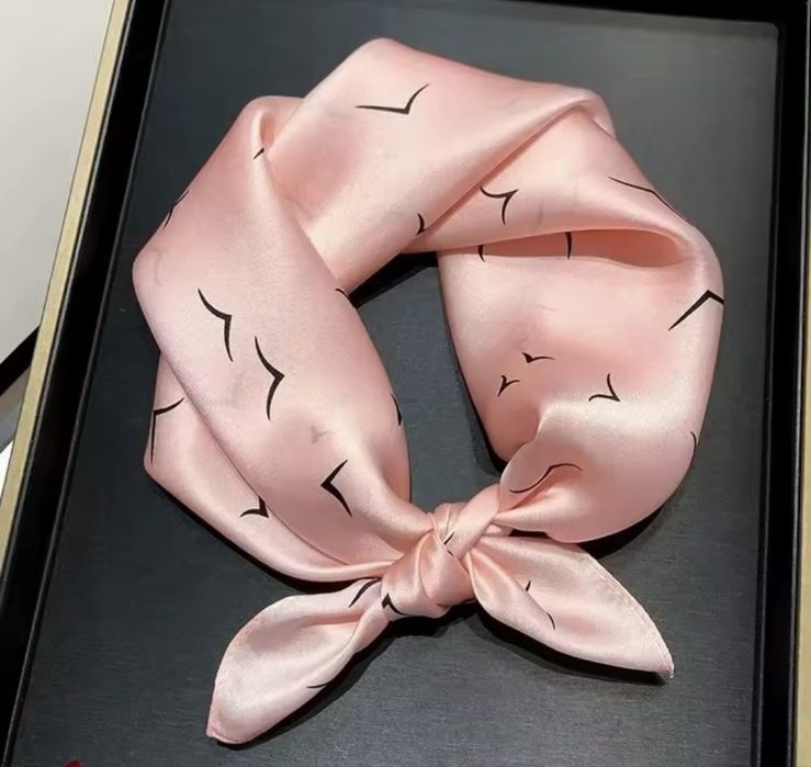 Apaszka jedwabna Słynne Jaskółki chusta do torebki lub na reke.