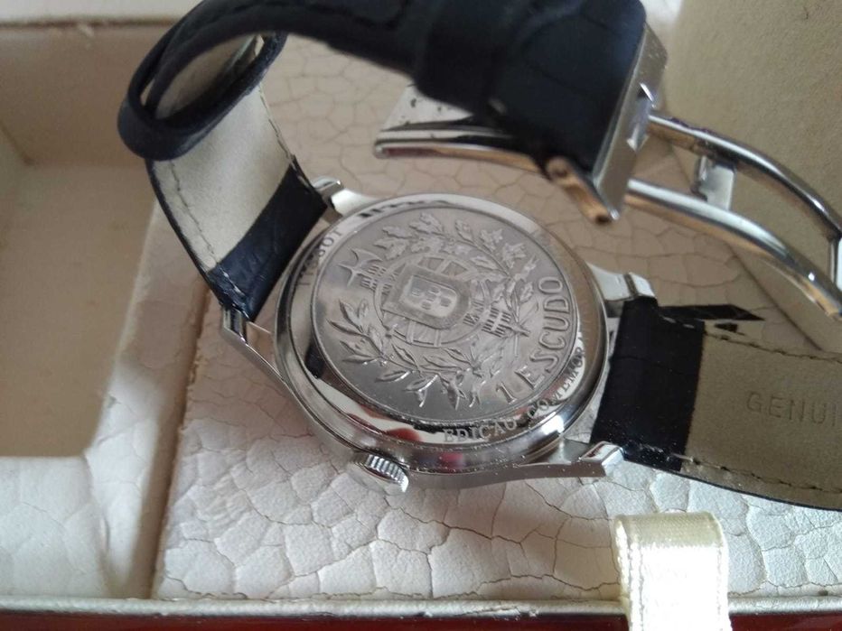 Relógio Tissot Escudo com caixa em madeira e moeda de prata
