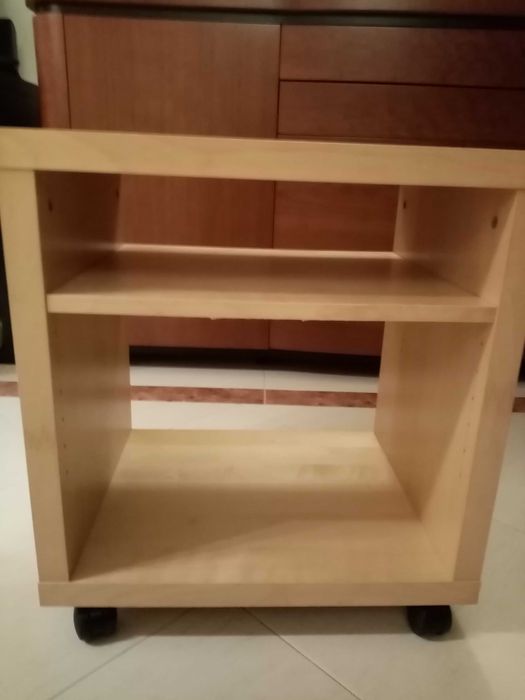 Mesa de cabeceira ou apoio