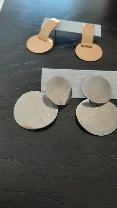 Brincos prateadas e dourados, par 1€