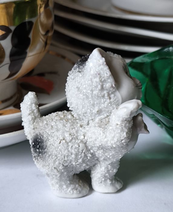 Figurka kot piękna stara porcelana