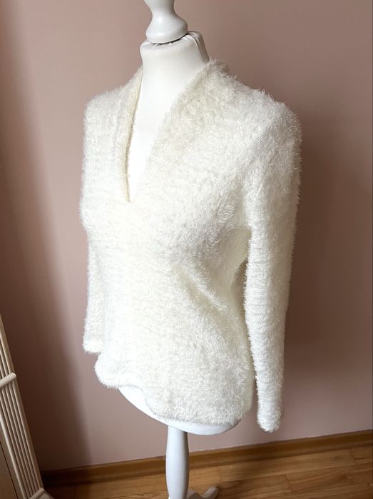 Sweter z dekoltem V futrzany kudłaty elegancki do pracy butik Cocomore