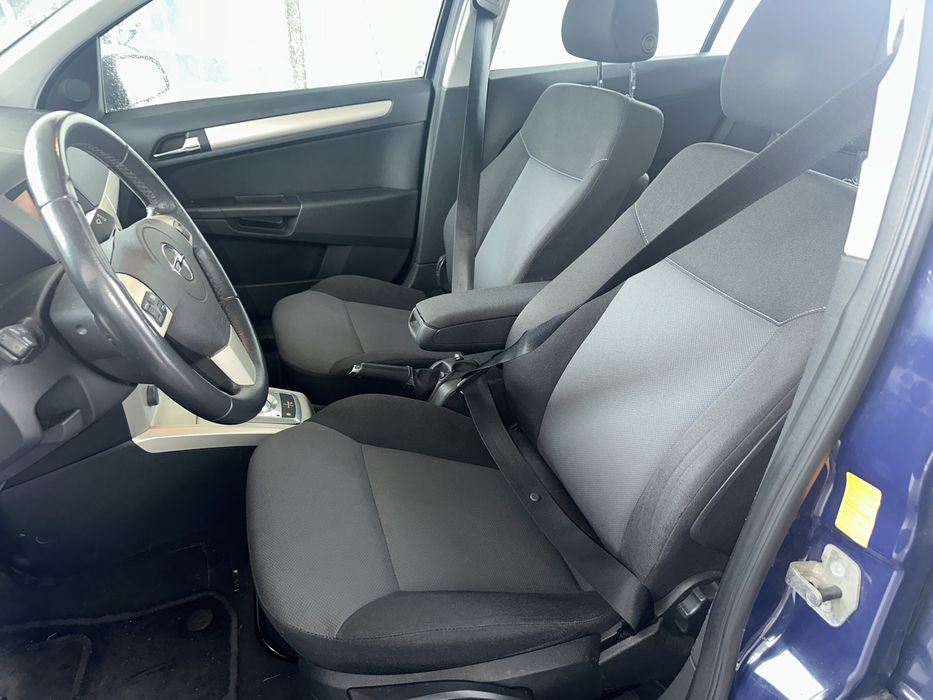 Opel Astra 2010 1.6 AKPP