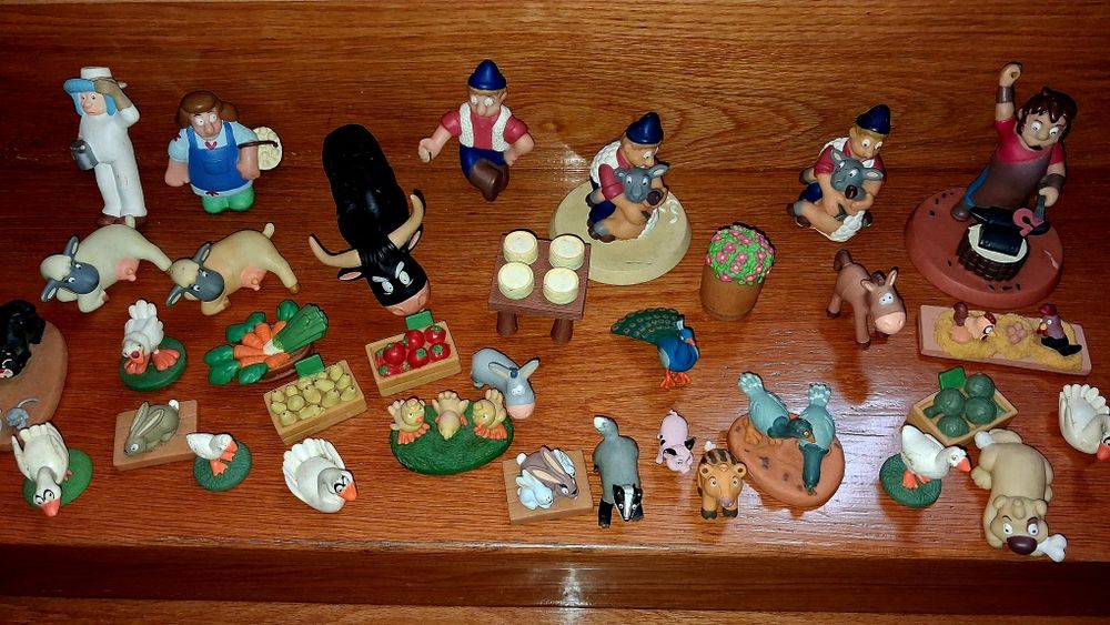 Brinquedos muitos animais da quinta em bom estado