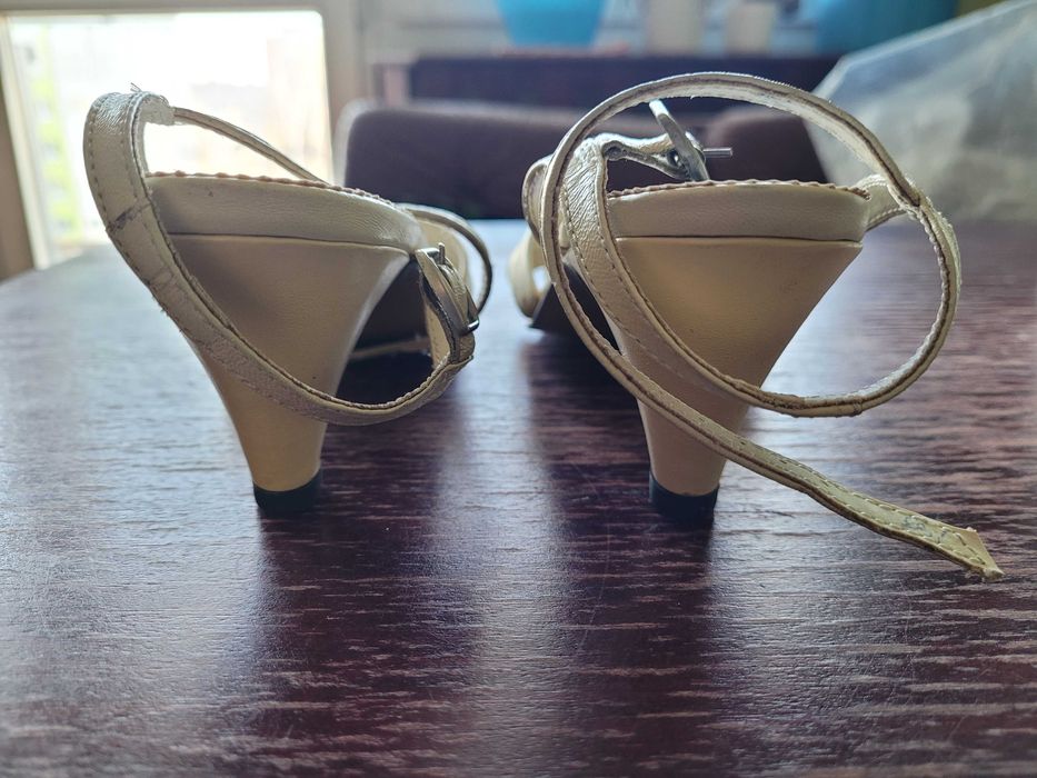Skórzane buty na obcasie kremowe