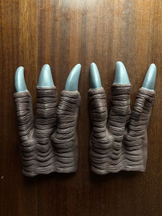 Mãos de dinossauro para festa temática