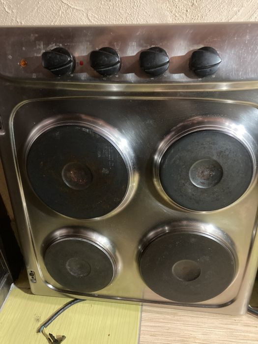 Поверхность варочная электрическая Indesit PI 604. 4  конфорки