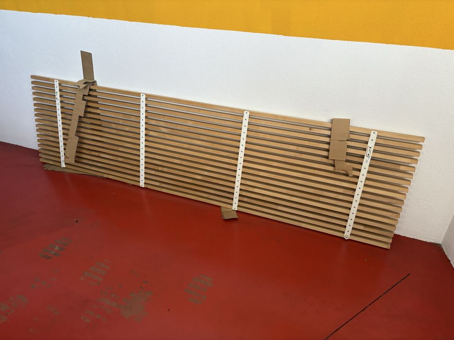 Cabeceira de cama em ripas de madeira IKEA