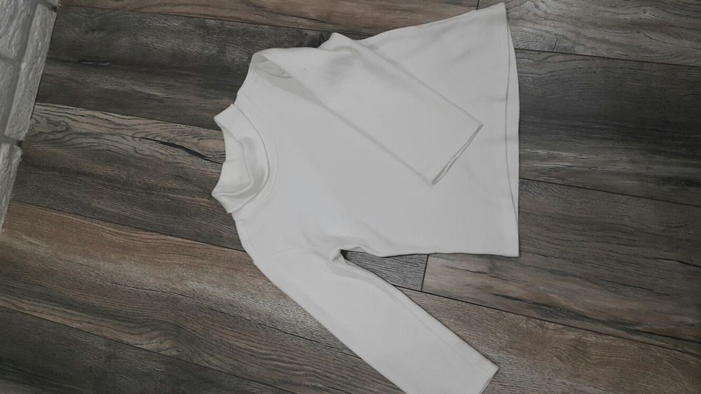 Гольф  белый на мальчика и на девочку