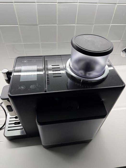 Máquina de Café DELONGHI EXAM440.35.B (Onyx Black) — a versão com vaporizador/manual de leite.