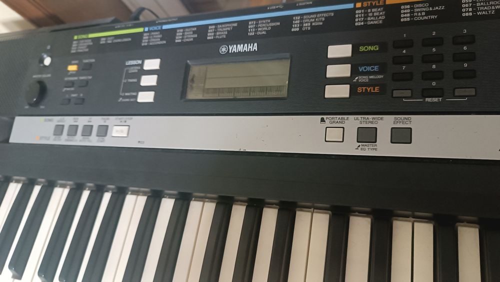 Teclado Yamaha + Suporte
