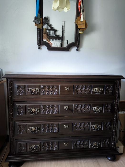 Vendo cómoda de quarto vintage de madeira escura trabalhada