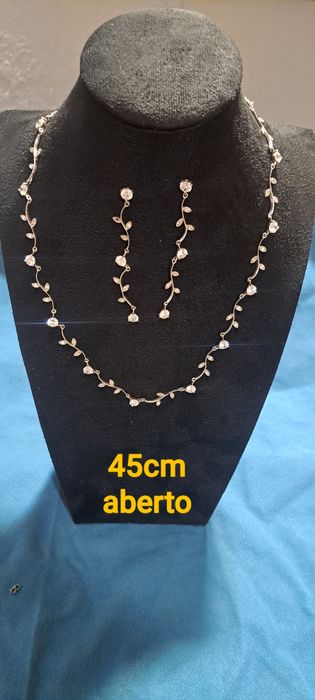 Conjunto em prata contrastada.