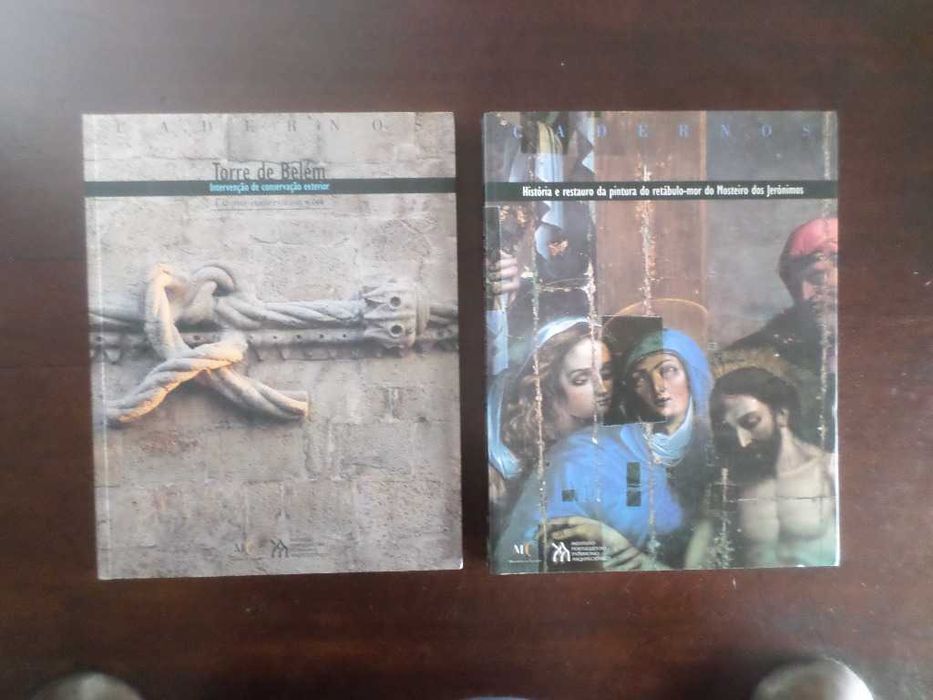 Livros de Raul Lino e outros sobre monumentos nacionais